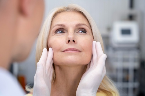 لیزر اندولیفت چیست؟ بررسی کامل روش جوانسازی و لیفت صورت بدون جراحی